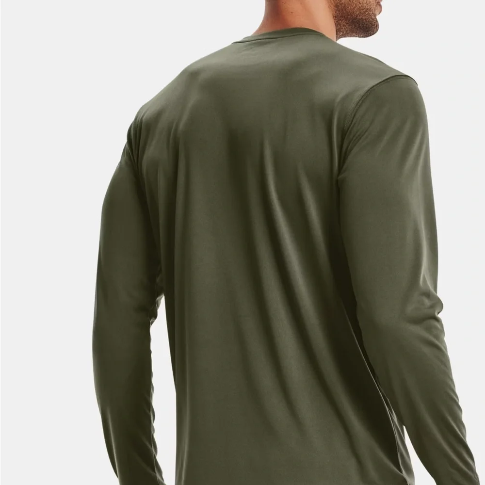 Under Armour long sleeve 100% polyester stretch material, it runs large - Picture 2 of 6